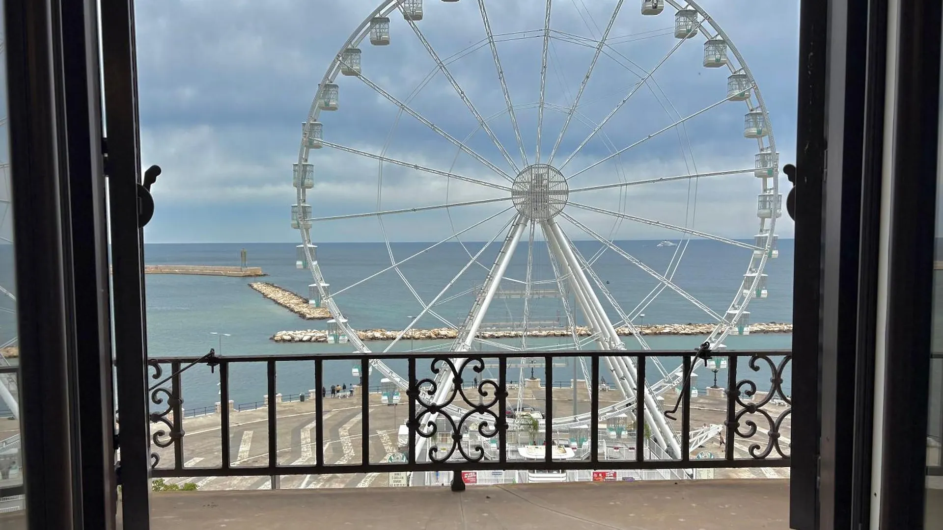 バーリ8 Archi Sul Mare Exclusive Ferris Wheel Viewアパートメント
